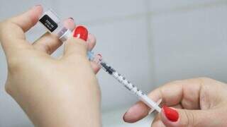 Enfermeira administra dose de vacina da gripe. (Foto: Arquivo/Campo Grande News)