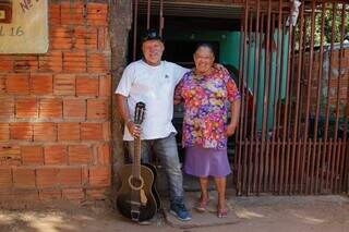 Hoje, ele mora com a irmã e a cantoria garante shows para os vizinhos. (Foto: Alex Machado)