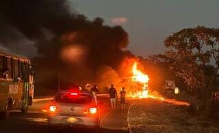 Chamas eram altas e trecho chegou a ser interditado. (Foto: Nova News)