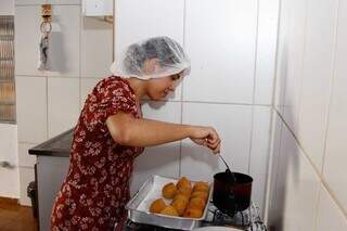 Produção das coxinhas é feita em casa momentos antes da venda. (Foto: Alex Machado)