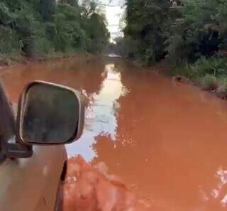 Estradas foram tomadas pela água em Bonito. (Img: Instituto do Homem Pantaneiro)