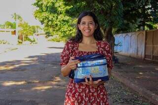 Na região da UFMS, Bárbara vende todo dia um sabor diferente do salgado por R$ 6. (Foto: Alex Machado)