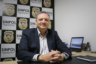 Presidente do Sinpol-MS e policial civil lotado na Derf, Alexandre Barbosa da Silva. (Foto: Henrique Kawaminami)