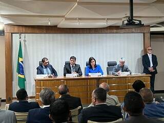 Prefeitos de MS em reunião no Ministério do Planejamento e Orçamento com a ministra Simone Tebet (MDB). (Foto: Divulgação/Assomasul)