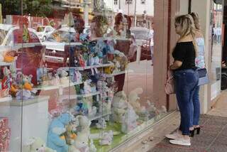 Mulheres observam vitrine de Páscoa. (Foto: Arquivo/Campo Grande News) 