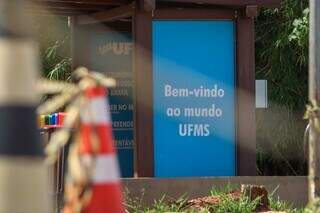 Mensagem de boas-vindas colocada em ponto de ônibus da UFMS. (Foto: Henrique Kawaminami)