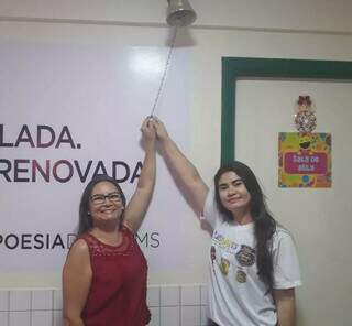 Fernanda bateu o sino da vitória, junto com a mãe, Maria (Foto: Arquivo pessoal)
