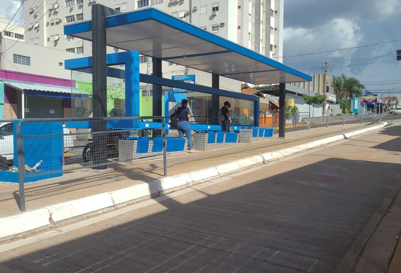 Corredor de ônibus na Rua Brilhante vira estacionamento e leitor reclama -  Capital - Campo Grande News