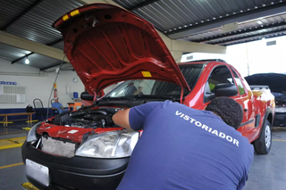 Vistoriador de empresa terceirizada analisando veículo (Foto: Arquivo/Alcides Neto)