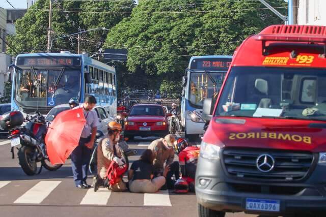 Motociclista tem p&eacute; dilacerado ap&oacute;s colis&atilde;o com caminh&atilde;o na Rui Barbosa