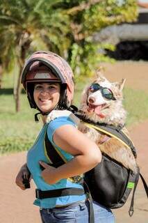 Adryelle leva border collie em mochila adaptada para passeio de moto. (Foto: Arquivo pessoal)