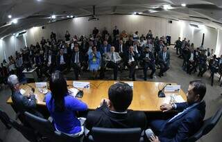 Sala de reunião lotada para primeiro encontro entre políticos do interior do Estado e a ministra. (Foto: Edu Andrade/ASCOM/MPO)