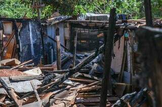 Barracos foram consumidos pelo fogo e famílias perderam tudo. (Foto: Henrique Kawaminami)