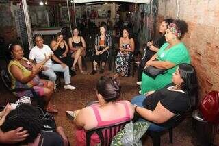 Roda de conversa reuniu mulheres na noite de quinta-feira (30). (Foto: Juliano Almeida)