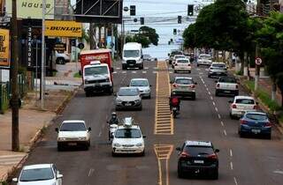 Via de mão dupla em trânsito de Campo Grande (Foto: Álvaro Rezende)