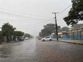 Chuva desta tarde no Jardim Água Boa, região sul de Dourados (Foto: Helio de Freitas)