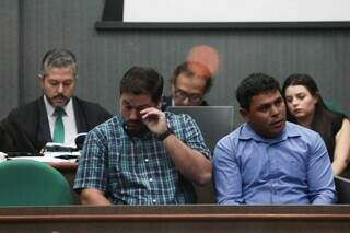 Réus escutam explicação de legislta, durante julgamento. (Foto: Marcos Maluf)