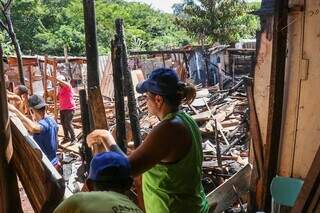 Moradores se reuniram para ajudar vizinhos vítimas do incêndio. (Foto: Henrique Kawaminami)