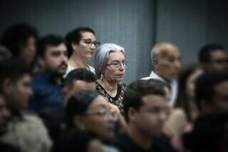 Marisilva (óculos, ao centro), acompanha o julgamento, em Campo Grande. (Foto: Marcos Maluf)