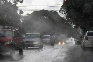 Chuva fraca na Rua Spipe Calarge, em Campo Grande. (Foto: Henrique Kawaminami)