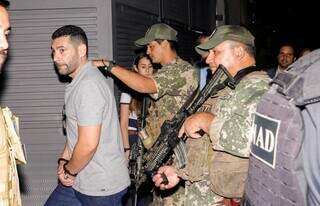 Rodrigo Paredes é conduzido por agentes da Senad após ser preso em aeroporto (Foto: Divulgação)