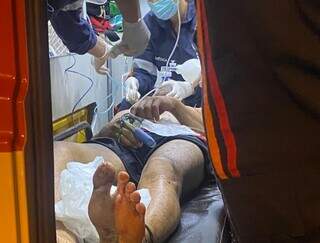 Fagner Augusto, ferido a tiros em frente de casa, é atendido em ambulância do Samu (Foto: Nelso Gabiatti)
