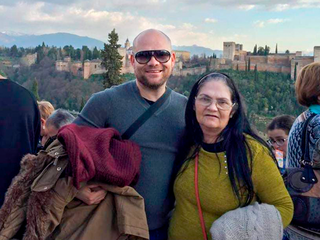 Denis da Silva Barbosa com a mãe Abadia Martins na Espanha. (Foto: Arquivo pessoal)