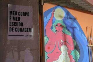 Cartaz exibe frase &#39;Meu corpo é meu escudo de coragem&#39;, (Foto: Juliano Almeida)