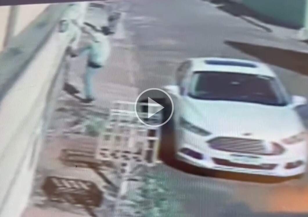 Vídeo mostra momento em que bandido pula muro e rouba carro 