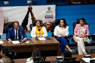 Ministra compondo mesa com deputado estadual Gerson Claro (PP), prefeita de Campo Grande Adriane Lopes (Patri) e deputada federal Camila Jara (PT) (Foto: Alex Machado)