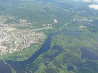 Vista áerea das cidades de Corumbá e Puerto Quijarro, na Bolívia. (Foto: Arquivo/Campo Grande News)