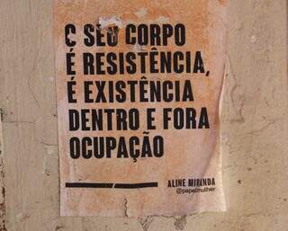 Espaço Cultural tem cartazes espalhados, como &#39;O seu corpo é resistência&#39;. (Foto: Juliano Almeida)