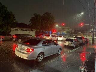 Leitor registra chuva na Rua Pernambuco, região central de Campo Grande. (Foto: Direto das Ruas)