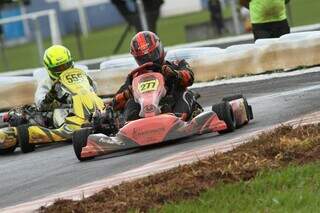 Karts disputando corrida no kartódromo de Campo Grande (Foto: Divulgação)