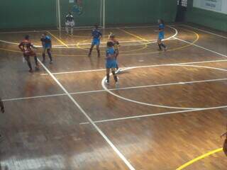 Jogadoras disputam a bola durante partida da Copa Pelezinho. (Foto: Reprodução)