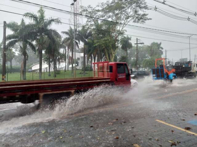 Em menos de uma hora, chuva castiga diversas regi&otilde;es da Capital