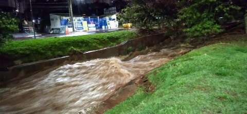 Chuva enche Córrego Prosa e assusta motoristas