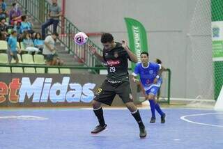 Jogador do Magnus cabeceando a bola em jogo pela Copa Mundo do Futsal, sediada na Arena Maracaju (Foto: Maurício Moreira)