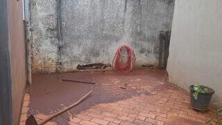 Buraco na parede que o morador fez para escoar a água da chuva, após casa ficar alagada. (Foto: Thays Scnheider)