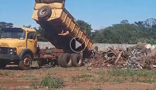 Vizinhos voltam a reclamar de entulhos em terreno de construtora