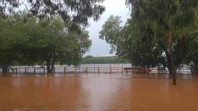 Avenida vira extens&atilde;o do Lago do Amor e cratera em ciclovia piora