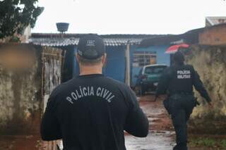 Policiais civis e militares foram para o local onde homem tentou matar ex-mulher. (Foto: Paulo Francis)