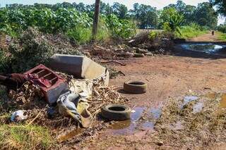 Terreno baldio no Bairro Caiobá, com pneus e até sofá velho jogado (Foto: Henrique Kawaminami)