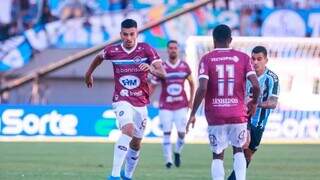 Jogadores do Caxias e Grêmio disputam bola durante a partida. (Foto: Divulgação)