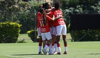 Meninas do Internacional comemoram gol (Foto: Juliana Zanatta)