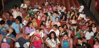 Crianças de favelas da cidade foram para o teatro pela primeira vez. (Foto: Juliano Almeida)