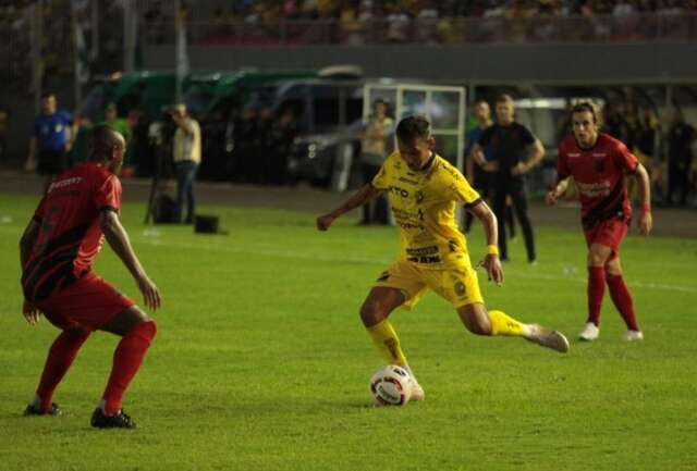 Athletico vence Cascavel e se aproxima de t&iacute;tulo do Campeonato Paranaense