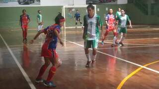 Meninas em quadra pela Copa Pelezinho de Futsal (Foto: Divulgação)