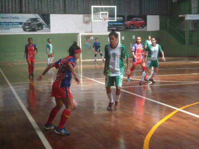 Goleada de 7 a 1 marca rodada de torneio de futsal feminino