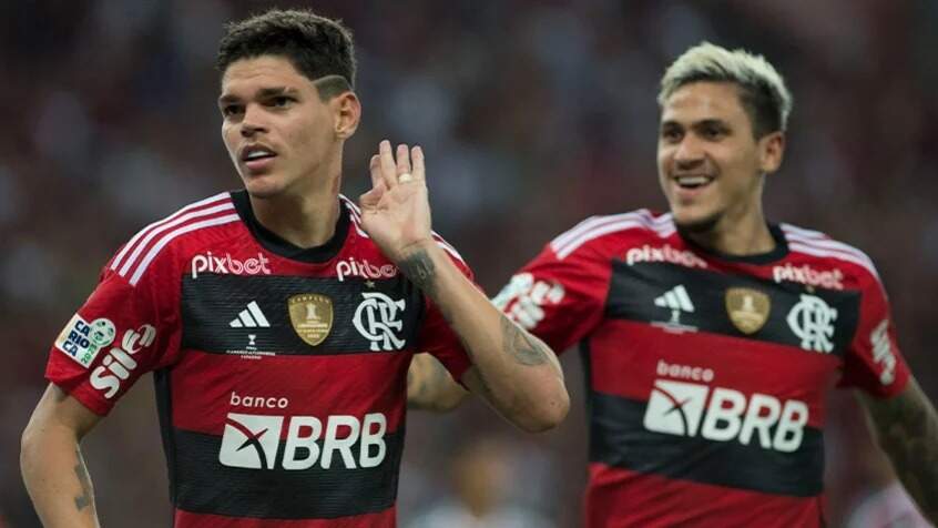 Flamengo vence Fluminense por 2 a 0 e fica perto do título carioca